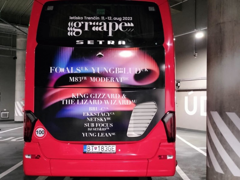 By bus to the Grape ()
